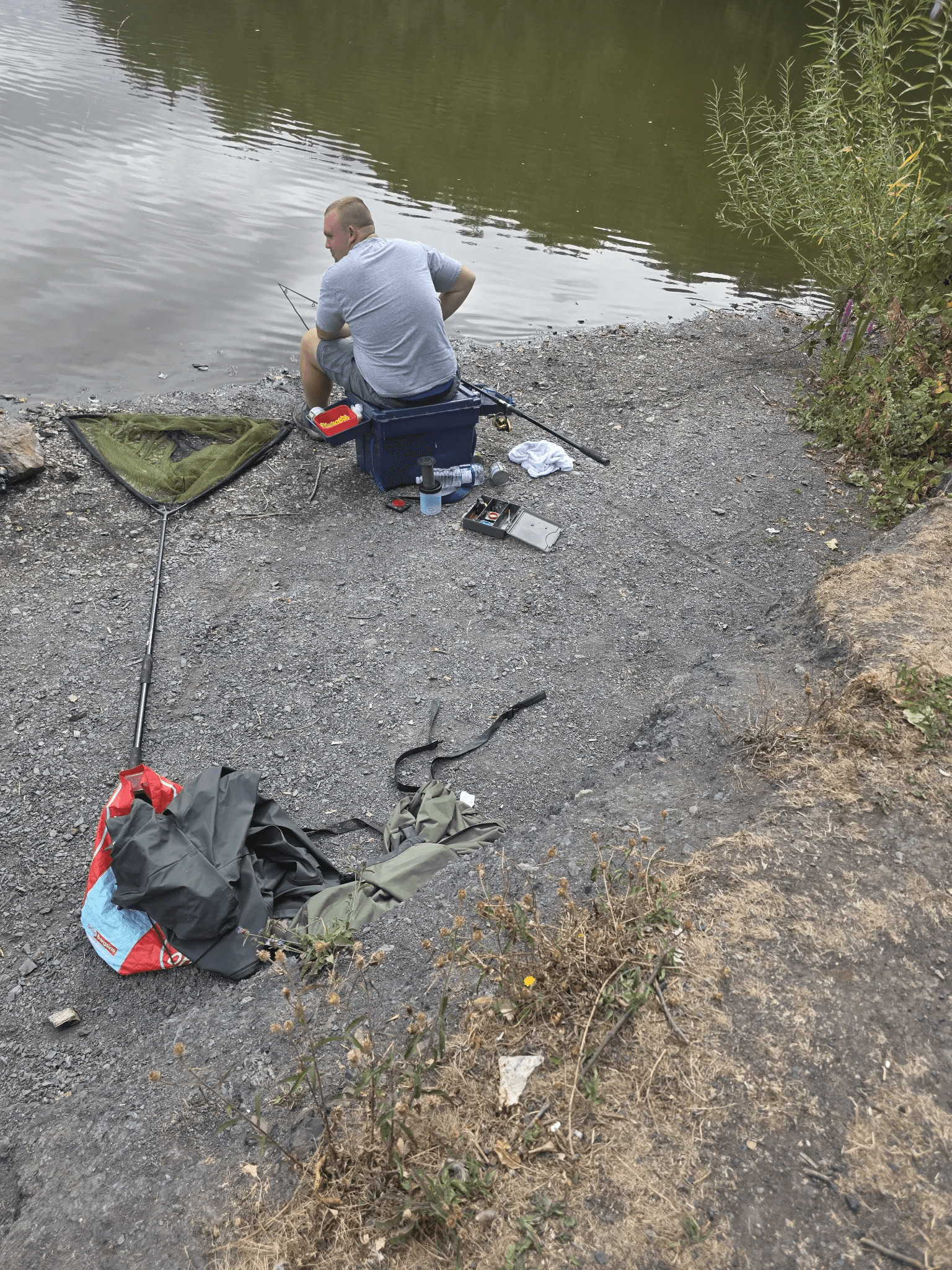 Setting up his own gear and choosing his casting point.
